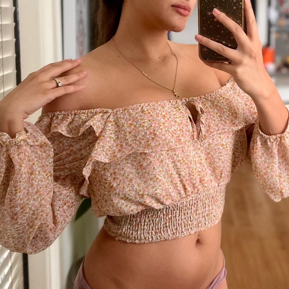 West of Melrose floral ruched ruffle long sleeve cropped blouse 💐

Size Medium!